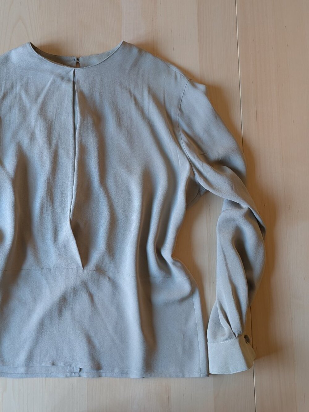 Tan Anne Klein 100% Silk Long Sleeve Buttoned Blouse